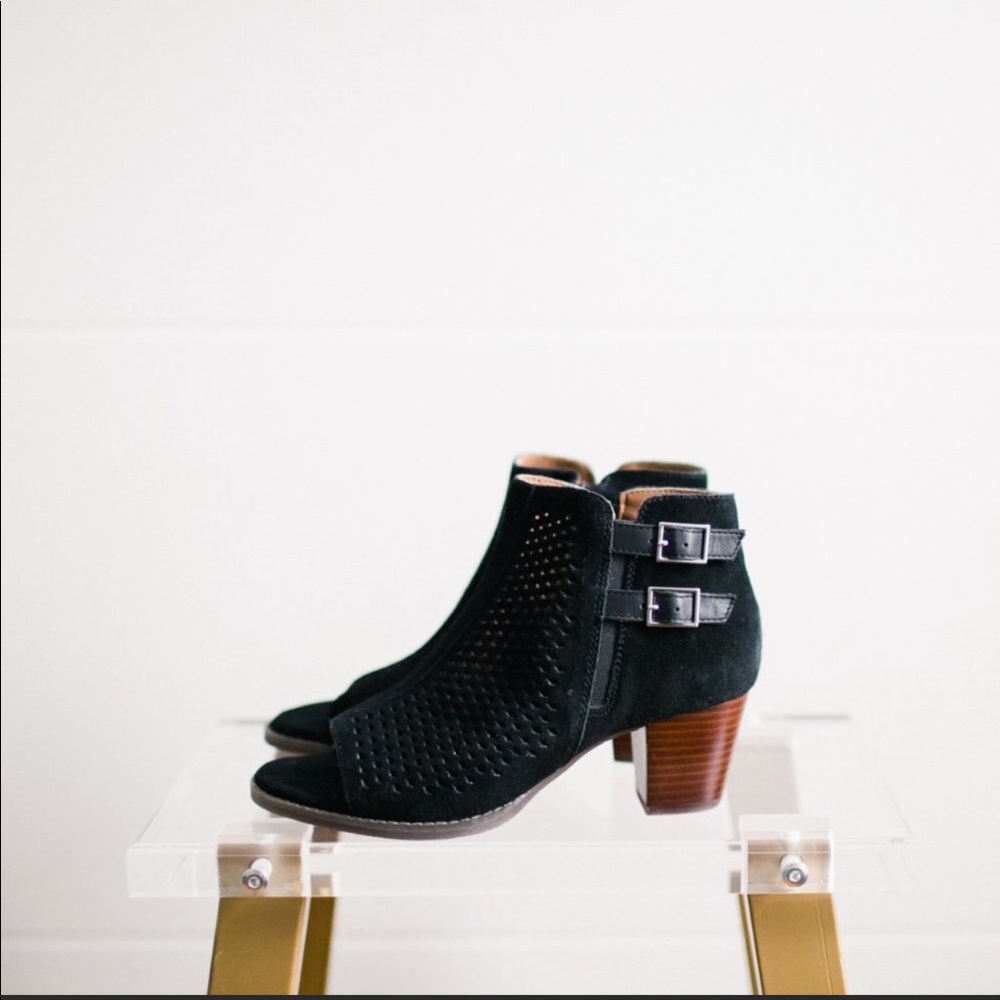Vionic Chryssa Bootie Black leather women’s cutout